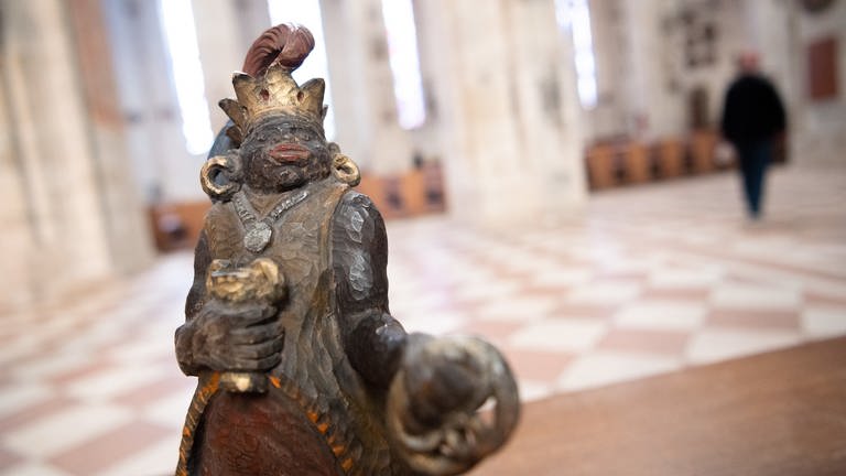 Die Figur des Melchior steht im Ulmer Münster. (Foto: dpa Bildfunk, picture alliance/Sebastian Gollnow/dpa)