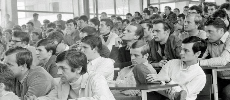 Volle Sitzreihen im Vorlesungssaal: Viele Studentinnen gab es an der Hochschule damals nicht. Heute sind rund 13 der Studierenden weiblich. Quelle: Hochschule Aalen (Foto: Hochschule Aalen)