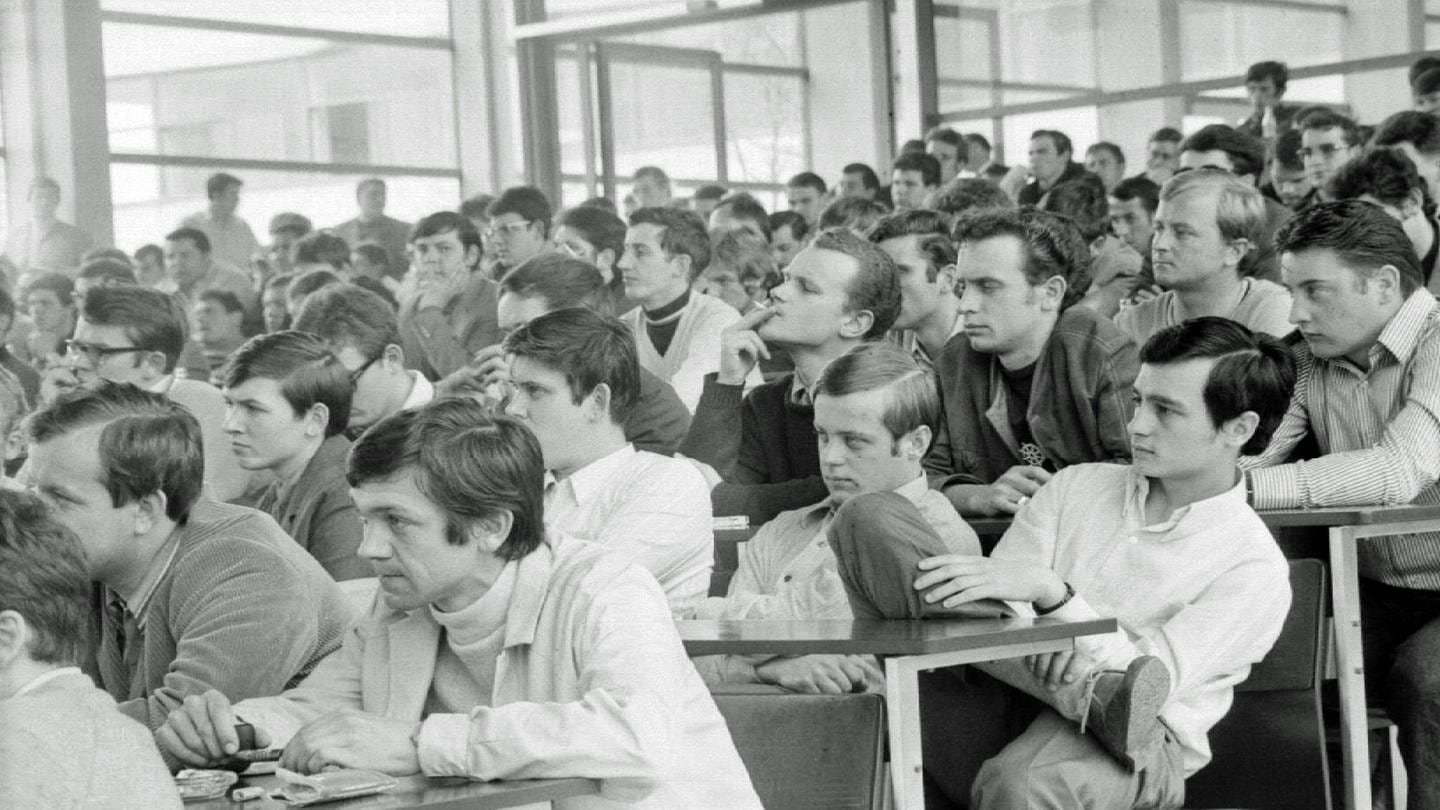 Volle Sitzreihen im Vorlesungssaal: Viele Studentinnen gab es an der Hochschule damals nicht. Heute sind rund 1/3 der Studierenden weiblich. Quelle: Hochschule Aalen (Foto: Hochschule Aalen)