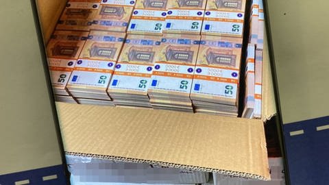 Ein Handyfoto zeigt dutzende Bündel von gefälschten 50-Euro-Scheinen. Auf dem Handy eines Verdächtigen fanden die Ermittler Fotos von erheblichen Mengen Falschgeld. (Foto: Polizeipräsidium Schwaben Süd/West)