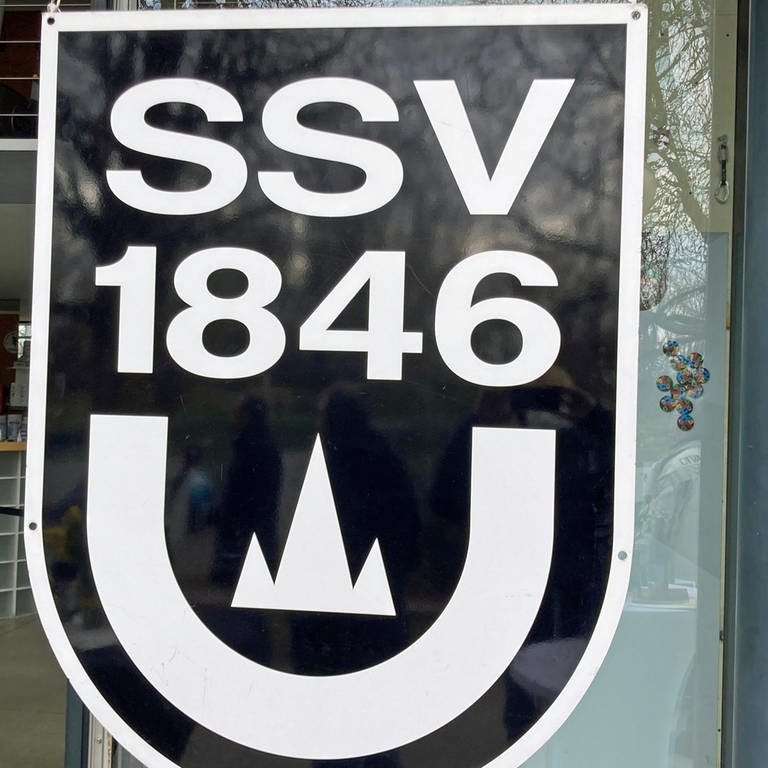 Logo des SSV Ulm 1846 Fußball hängt an der Geschäftsstelle in Ulm (Foto: SWR)