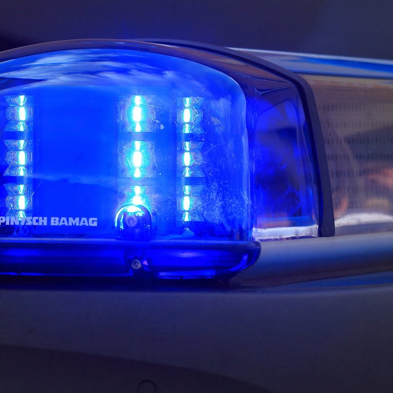 Blaulicht eines Polizeiwagens: Wegen des Vorwurf schwerer Brandstiftung und des versuchten Mordes in Ulm ist ein 41-Jähriger nun in Untersuchungshaft (Symbolbild) (Foto: dpa Bildfunk, picture alliance / dpa | Jens Wolf (Symbolbild))
