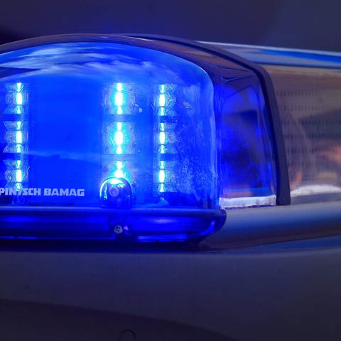 Blaulicht eines Polizeiwagens: Wegen des Vorwurf schwerer Brandstiftung und des versuchten Mordes in Ulm ist ein 41-Jähriger nun in Untersuchungshaft (Symbolbild) (Foto: dpa Bildfunk, picture alliance / dpa | Jens Wolf (Symbolbild))