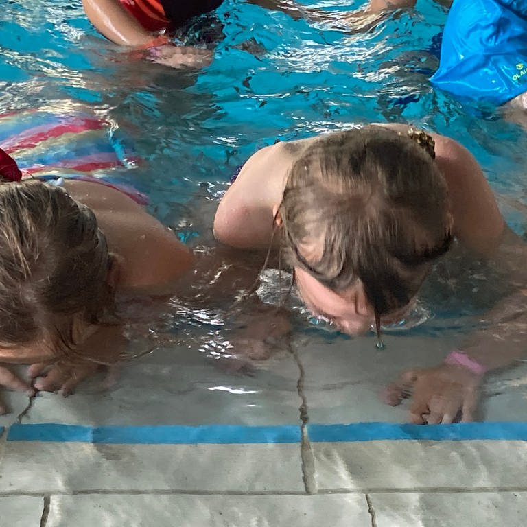 Schüler einer Grundschule aus Dellmensingen lernen im Rahmen eines Pilotprojekts im Ulmer Donaubad schwimmen.  (Foto: SWR)