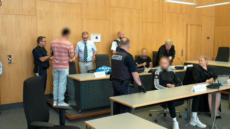 Zweiter Verhandlungstag im Prozess um den Angriff auf einen Polizisten in Zivil in Ulm: Ein 14-Jähriger Zeuge verweigert die Aussage und muss in Beugehaft. (Foto: SWR)