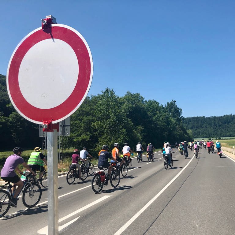 Wegen einer Fahrrad-Demonstration war die B19 zwischen Aalen (Ostalbkreis) und Heidenheim am Sonntagnachmittag gesperrt.  (Foto: SWR, Anja Müller)