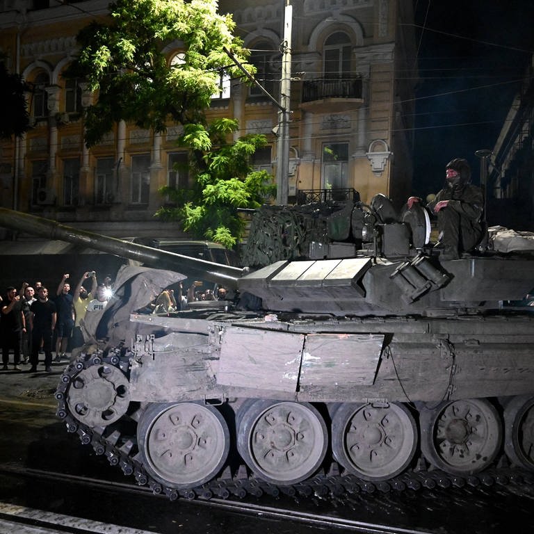 Ein Panzer der Gruppe Wagner steht in der Nacht auf einer Straße in Rostow am Don. (Foto: IMAGO, IMAGO / SNA)