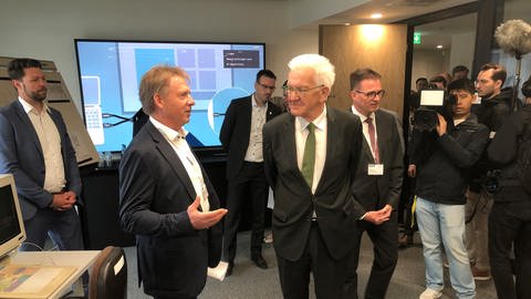 Ministerpräsident Winfried Kretschmann bei der Einweihung im Neubau des IT-Campus in Ellwangen: Mittelständische Unternehmen sollen bei der digitalen Umgestaltung unterstützt werden. (Foto: SWR)