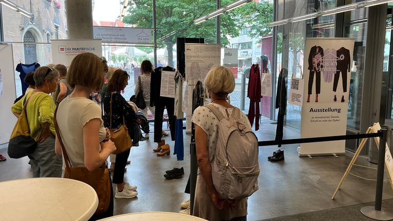 Was ich anhatte": Ausstellung in Ulm gegen victim blaming - SWR Aktuell