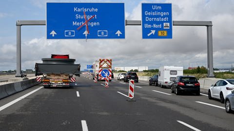 Autobahnschilder und Verkehr bei Ulm-West. Die A8 ist mehrere Tage zwischen Ulm-West und Mühlhausen wegen umfangreichen Belagsarbeiten gesperrt. Der Verkehr wird bei Ulm-West auf die B10 ausgeleitet. (Foto: Thomas Heckmann)