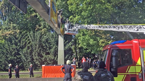 Ein Spezialeinsatzkommando hilft an der Adenauerbrücke Klimaaktivisten zu entfernen (Foto: SWR, Anja Müller)