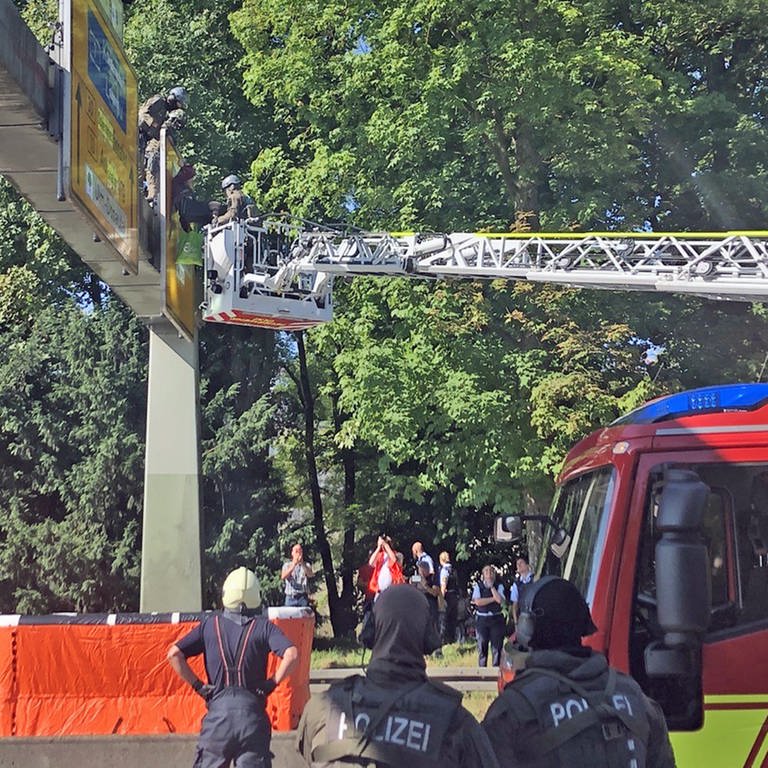 Ein Spezialeinsatzkommando hilft an der Adenauerbrücke Klimaaktivisten zu entfernen (Foto: SWR, Anja Müller)