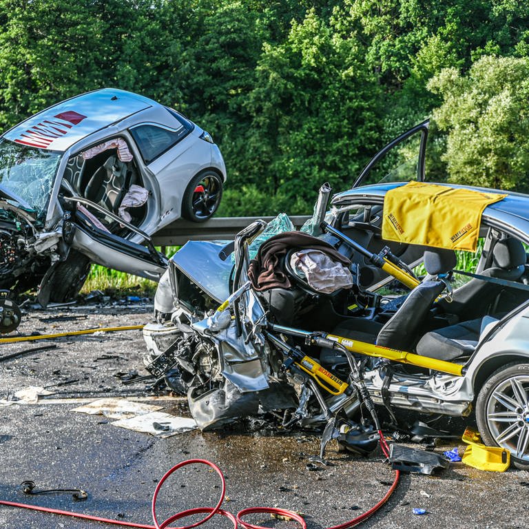 Bei dem Unfall auf der B29 zwischen Hüttlingen und Oberalfingen wurden zwei Männer schwer verletzt. (Foto: onw-Images, Marius Bulling)
