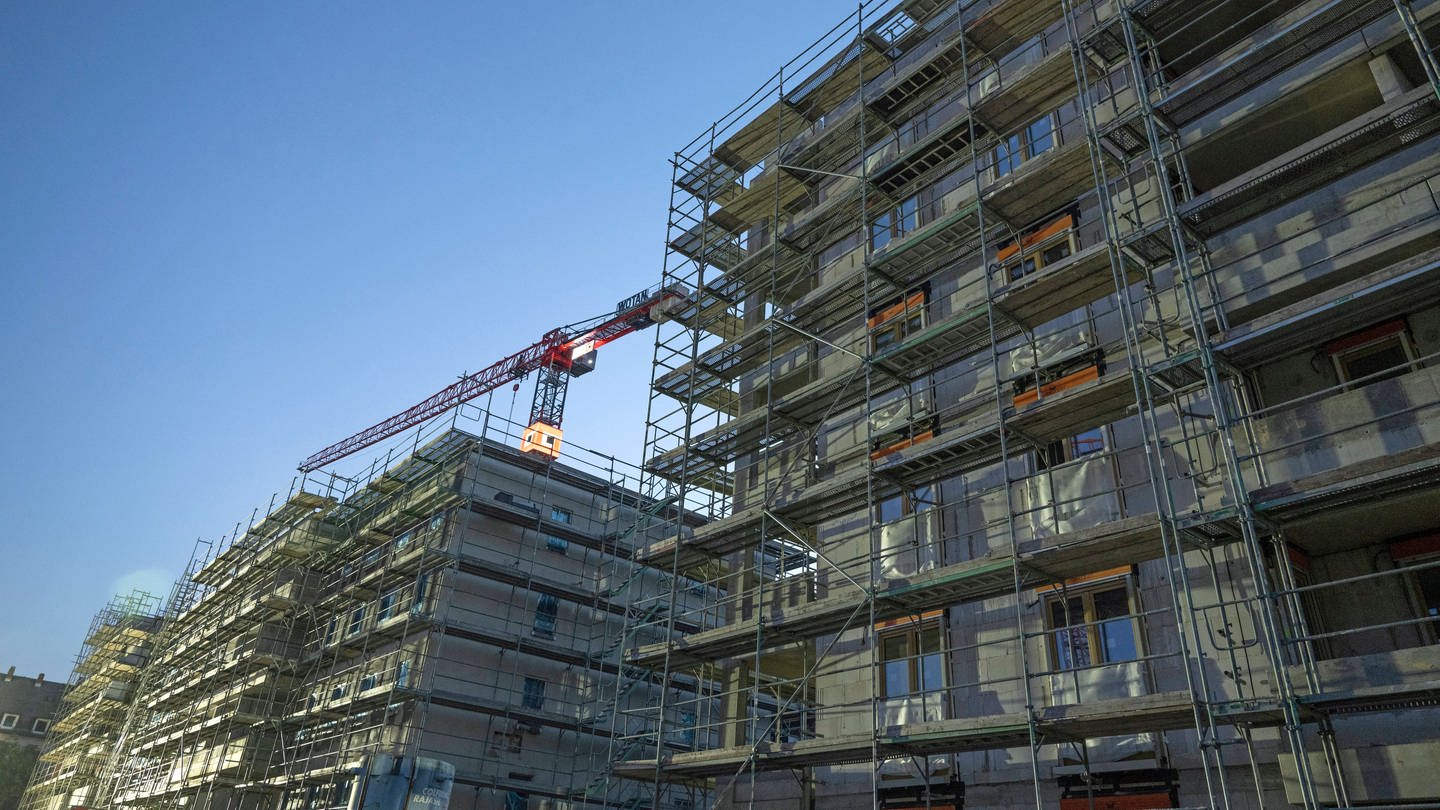 Hohe Preise und hohe Zinsen: Die Lage beim Wohnungsbau ist auch in Ulm dramatisch. (Symbolbild) (Foto: dpa Bildfunk, picture alliance/dpa | Boris Roessler)