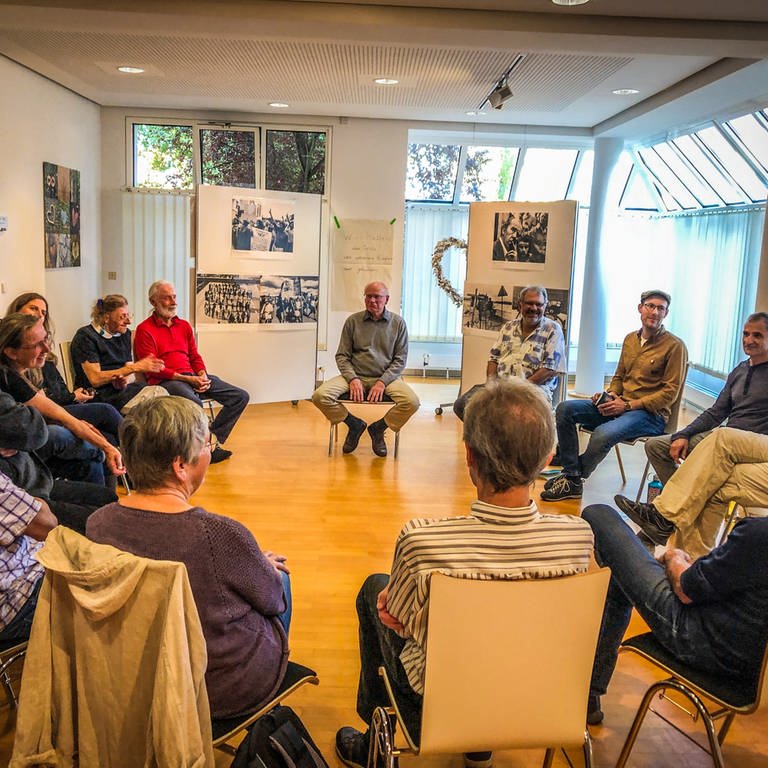 Ein spannender Workshop, bei dem die Frage ist, was sich die beiden Gruppen wohl zu sagen haben und welche Strategien sie austauschen können: Die Anti-Pershing-II-Blockierer aus den 80er Jahren und die Klima-Aktivisten. (Foto: SWR, Martin Miecznik)
