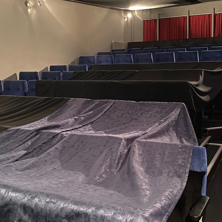 Noch liegen große Stoffdecken ausgebreitet über den Sesselreihen im Zuschauerraum des Theaters Neu-Ulm. Doch bald geht es hier in die neue Spielzeit.  (Foto: SWR, Katja Stolle-Kranz)