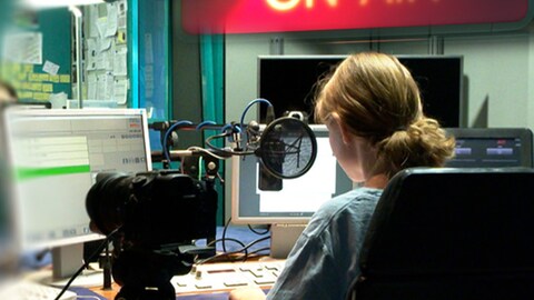 Ein Mädchen sitzt in einem Hörfunk-Studio hinter einem Mikrofon. Radio for Kids - Kinder, die lesen können, dürfen bei der Kulturnacht UlmNeu-Ulm im Hörfunk-Studio des SWR in Ulm Nachrichten einsprechen.  (Foto: SWR)