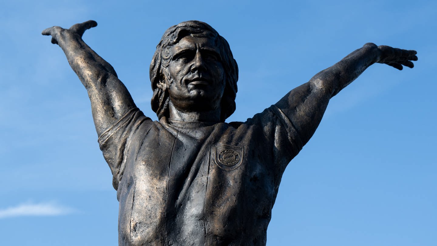 Bomber Gerd Müller in Siegerpose. Seit Dienstag steht die Statue des in Nördlingen geborenen Fußball-Stars vor der Allianz-Arena. (Foto: dpa Bildfunk, picture alliance/dpa | Sven Hoppe)