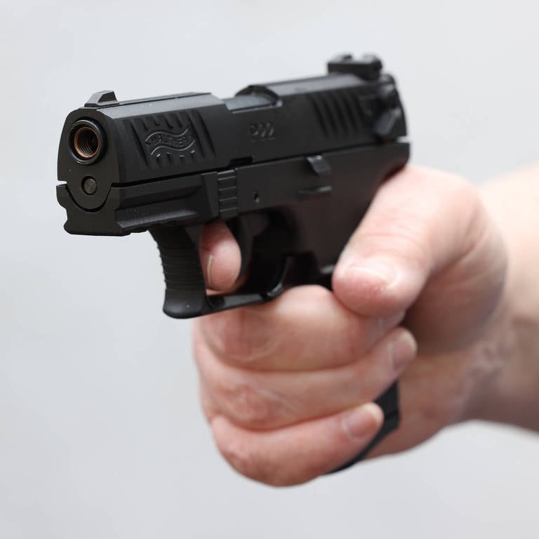 Pistole in der Hand eines Mannes. In Biberach soll ein Lkw-Fahrer auf einen Autofahrer geschossen haben. Die Polizei sucht nun Zeugen. (Symbolbild) (Foto: IMAGO, IMAGO / Rene Traut)