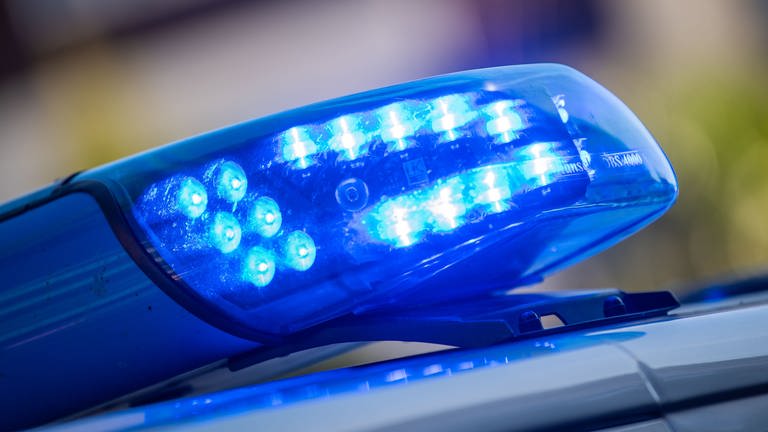 Ein Blaulicht auf einem Polizeiauto. Eine Fahndung nach dem Lkw-Fahrer im Raum Biberach blieb bislang erfolglos.  (Foto: dpa Bildfunk, picture alliance/dpa | Lino Mirgeler)