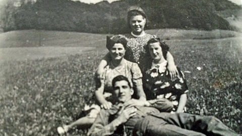 Ksenia (rechts sitzend), ein liegender Mann und zwei unbekannte Arbeitskräfte, vermutlich polnische Zwangsarbeiterinnen, auf einer Wiese bei Aalen. Ksenia und Louis haben sich nach 1945 nie mehr gesehen oder gesprochen. (Foto: Privat, Berthold Opferkuch)