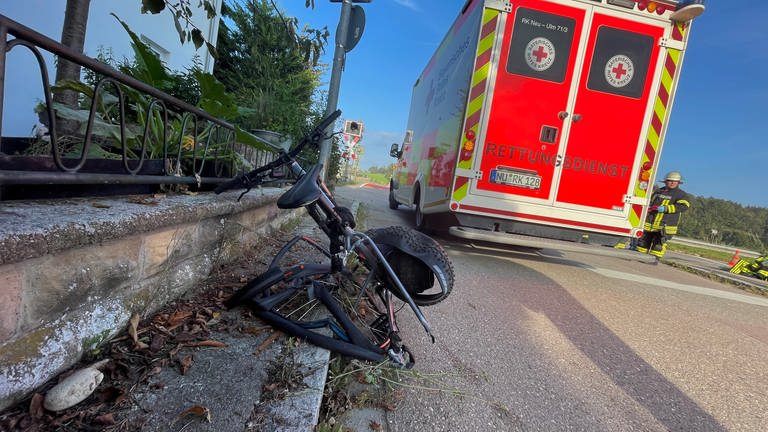 Das Hinterrad eines 18-jährigen Radfahrers ist am Bahnübergang in Neu-Ulm-Gerlenhofen von einem Zug erfasst worden. Der Radler stürzte und wurde bei dem Unfall verletzt. (Foto: Thomas Heckmann)