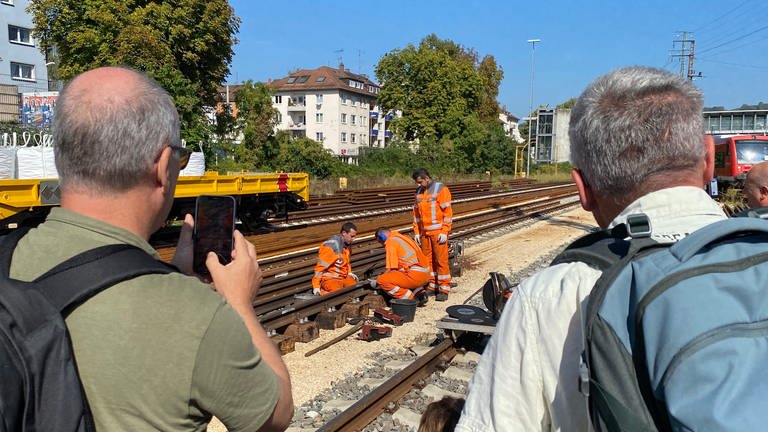 Am Tag der Schiene 2023 wird am ZOB West hinter dem Bahnhof in Ulm den Besuchern gezeigt, wie Schienen zusammen geschweißt und gebohrt werden.  (Foto: SWR)