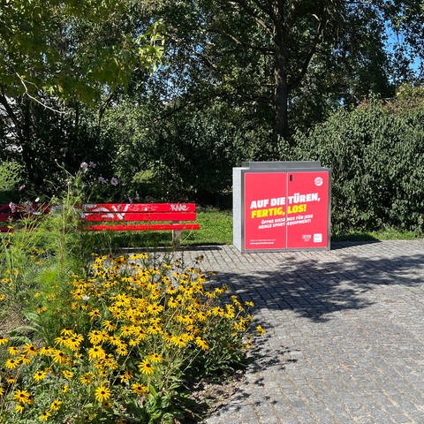 Die SportBOX steht in Ulm im Stadtpark Friedrichsau und bietet Sportgeräte zum Ausleihen an. (Foto: SWR, Markus Bayha)