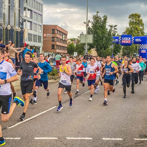 Läufer beim Ulmer Einsteinmarathon 2022: Rund 10.000 Menschen werden am Sonntag in Ulm beim Einstein-Marathon an den Start gehen. (Archivbild) (Foto: SWR, Maja Nötzel)