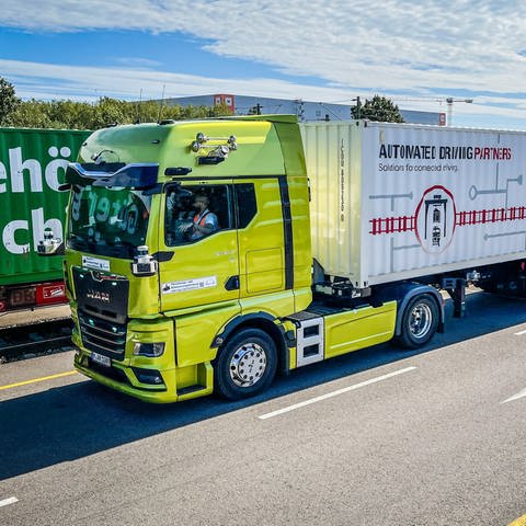 Ein Jahr lang wurde auf dem Container-Depot in Dornstadt bei Ulm ein selbstfahrender Lkw getestet. (Foto: SWR)