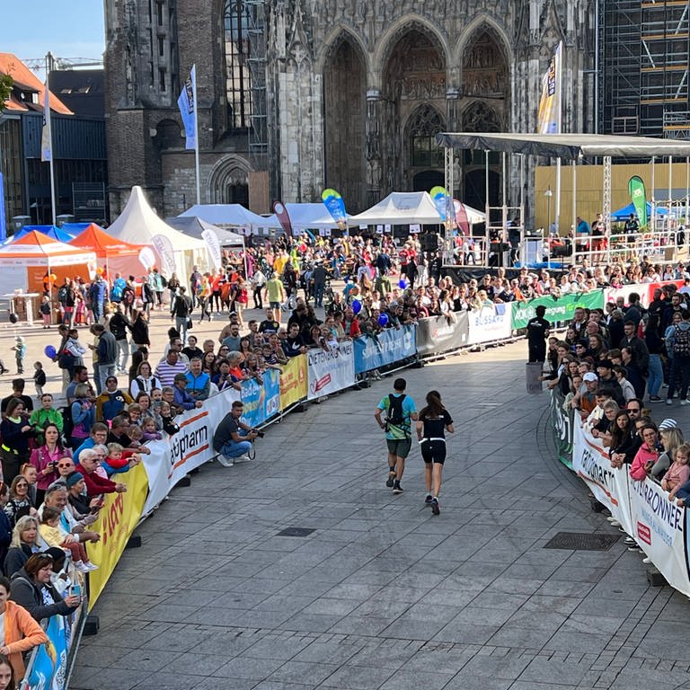 Beifall im Ziel des Einstein-Marathons, dieses Mal wieder vor dem Ulmer Münster.  (Foto: SWR, Monika Götz)