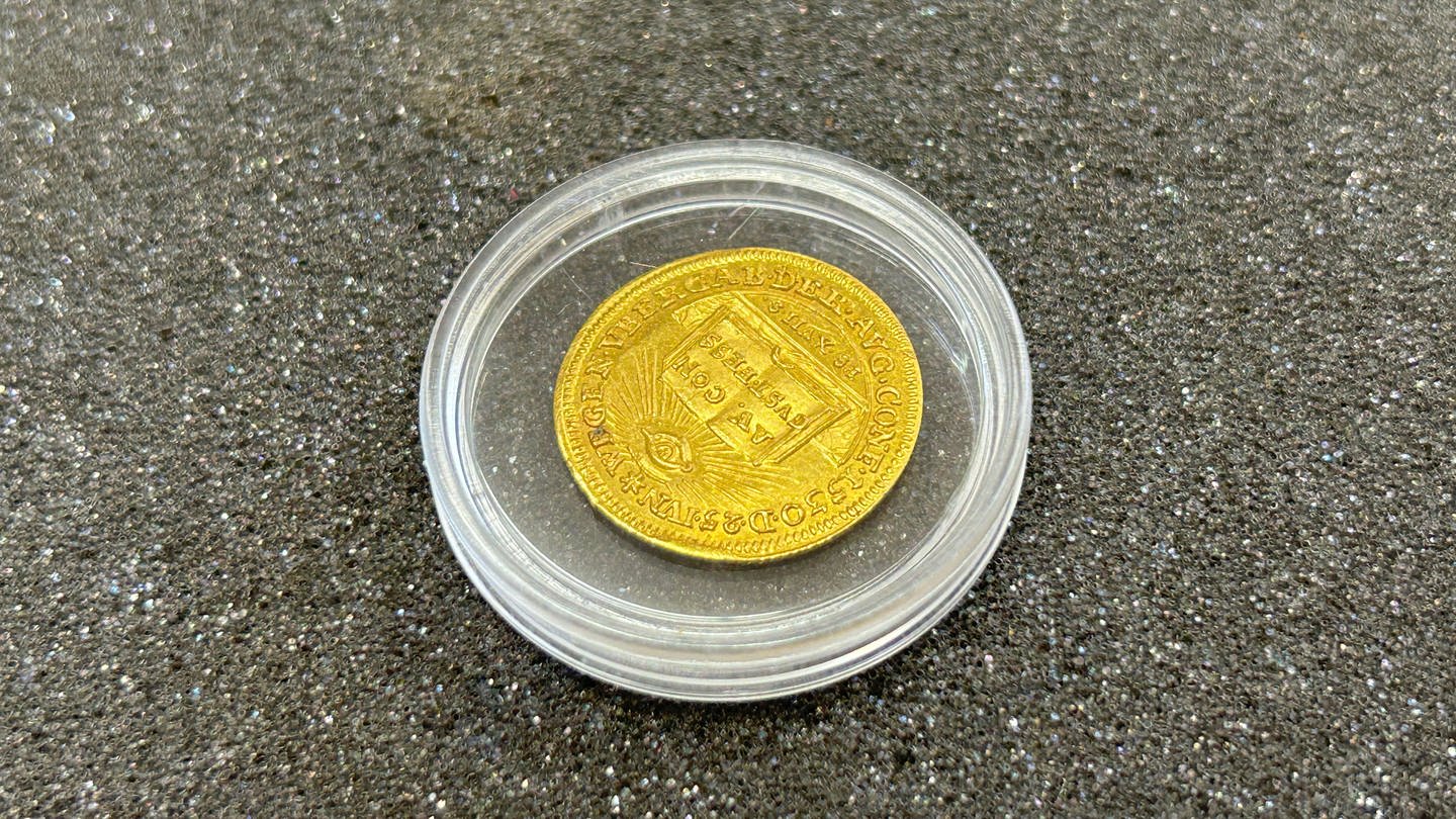 Seltene Münzen aus Privatbesitz ergänzen seit Neuestem die Sammlung des Ulmer Stadtarchivs. Die Münzen, darunter ein Ulmer Goldgulden, wurden am Montag präsentiert (Foto: SWR, Dennis Bechtold)