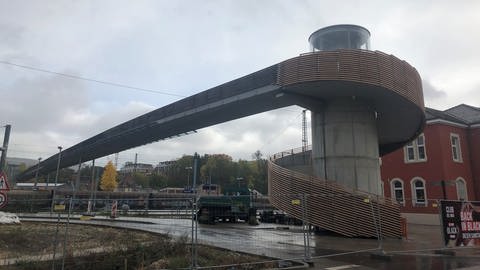Noch nicht ganz fertig und bislang gesperrt: Der Fußgängersteg von Architekt Werner Sobek zum Stadtoval in Aalen soll im November eröffnet werden. (Foto: SWR, Frank  Polifke)