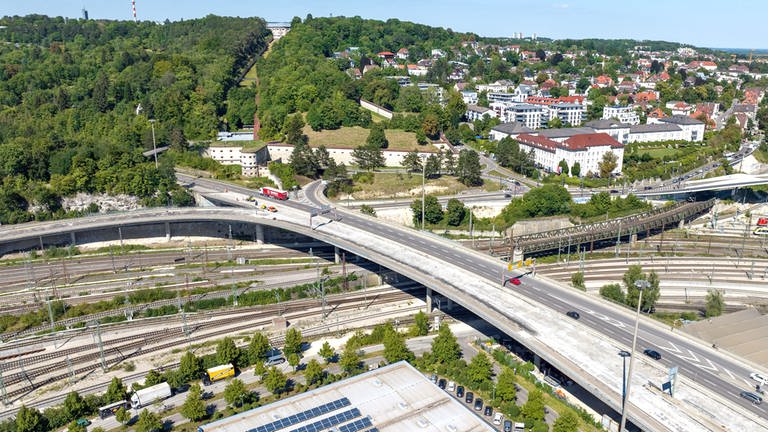 Ein Blick aus der Luft auf die Wallstraßenbrücke. Die B10-Brücke wird ab Januar 2026 abgerissen und neu gebaut. Am Blaubeurer Tor entsteht dann auch ein neuer Tunnel. (Foto: Pressestelle, Stadt Ulm)