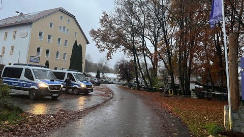 Das Hotel in Wemding, in dem sich die Reichsbürgerszene trifft, davor mehrere Polizeiautos (Foto: BR, Judith Zacher)