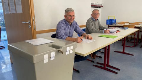 Wahlhelfer bei der OB-Wahl in Ulm 2023: Jens Humpenöder (li.) und Bernd Schaible (Foto: SWR, Verena Hussong)
