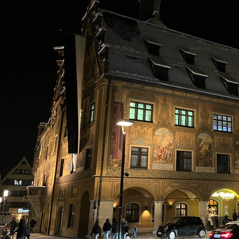Außenansicht des Ulmer Rathauses am Abend der Wahl des Oberbürgermeisters für Ulm, bei dem es zu einer Stichwahl kommt. (Foto: SWR, Jannik Volz)