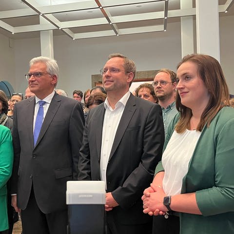 Drei von fünf Kandidierenden beobachten das Ergebnis der OB-Wahl 2023 im Rathaus in Ulm.  (Foto: SWR, Jannik Volz)