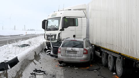 Tödlicher Unfall: Auf der A8 sind am Montag bei Dornstadt (Alb_Donau-Kreis) ein Auto und ein Lkw zusammengestoßen. Der Autofahrer erlitt dabei tödliche Verletzungen. (Foto: Thomas Heckmann)