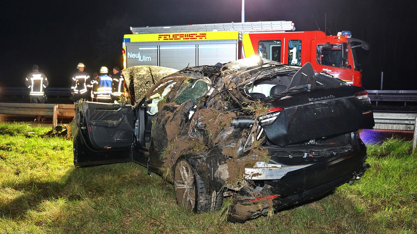 Das Auto des Unfallfahrer wurde bei dem Unfall auf der B28 bei Neu-Ulm ebenfalls völlig zerstört. Der Mann konnte sich selbst daraus befreien (Archivbild). (Foto: z-media, Ralf Zwiebler (Archivbild))