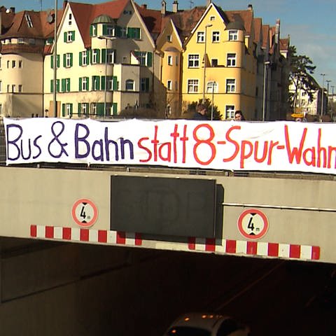 Erst verboten, in kleinerer Form vom Gericht dann doch erlaubt: Freitagmittag wollen Klimaaktivisten nahe der Adenauerbrücke in Ulm für eine andere Verkehrspolitik protestieren (Archivbild).  (Foto: SWR, Frank Wiesner)