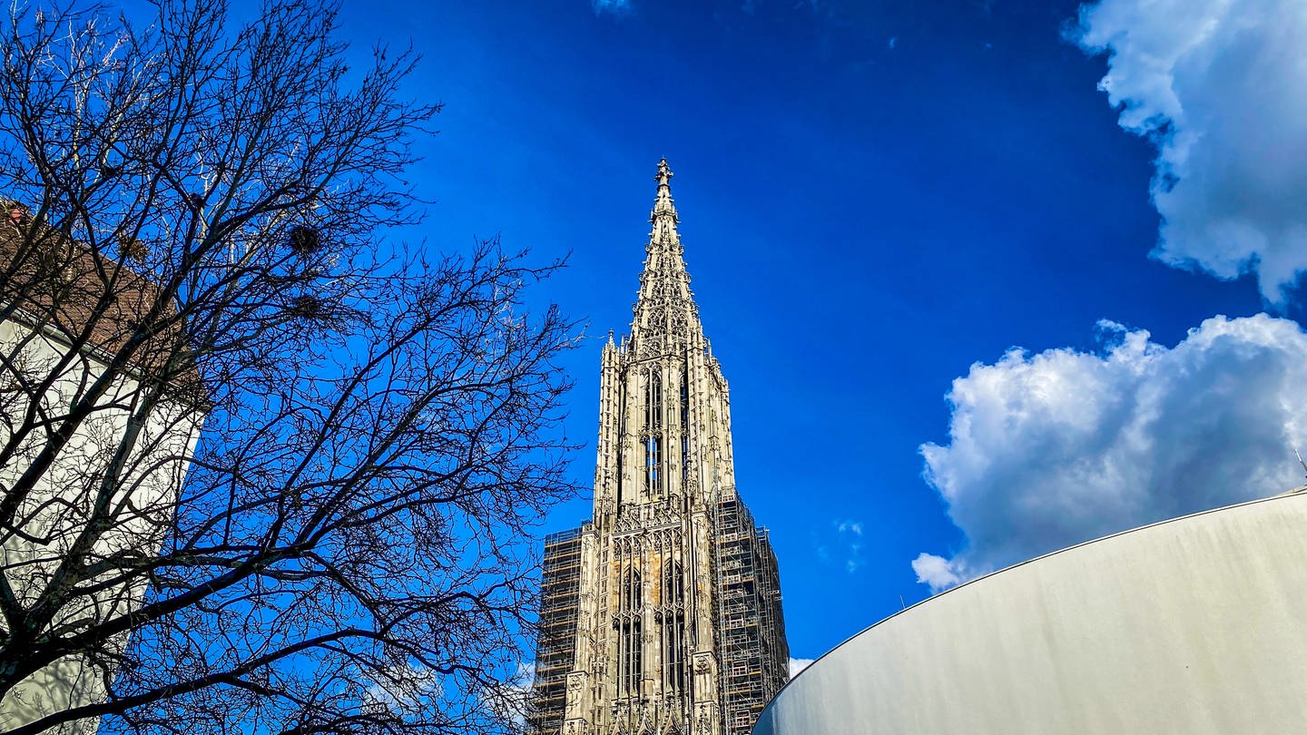 Besucherinnen und Besucher können den Ulmer Münsterturm voraussichtlich ab dem 1. Mai wieder bis zu einer Höhe von 102 Meter besteigen. (Foto: SWR, Hannah Schulze)