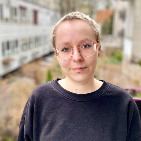 Helene Schüle steht auf ihrem Balkon. Die Post Covid-Patientin kann sich aufgrund ihrer Symptome nur bedingt körperlich belasten. Sie leidet noch unter Atemlosigkeit und Erschöpfung.  (Foto: SWR)