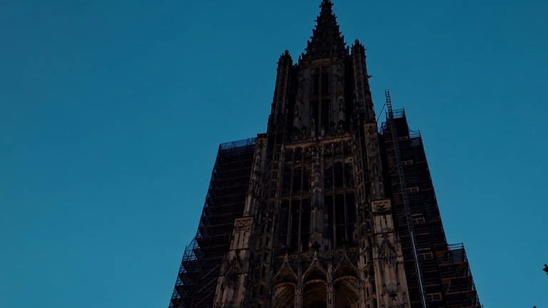 Im Ulmer Münster, hier in der Dämmerung, findet in der Osternacht trotz Zeitumstellung der Gottesdienst um 5.30 Uhr statt.  (Foto: SWR, Sabine Bauer)