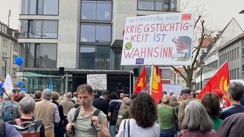 Bunte Plakate bei einer Kundgebung in Ulm - hier hatten sich die Teilnehmenden einer Demo für den Freiden versammelt. 