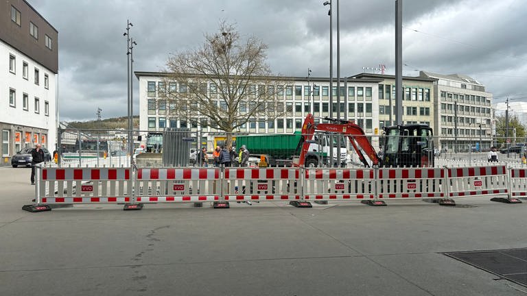 Erste Zäune werden errichtet: Wieder eine Großbaustelle kommt am Ulmer Hauptbahnhof. 