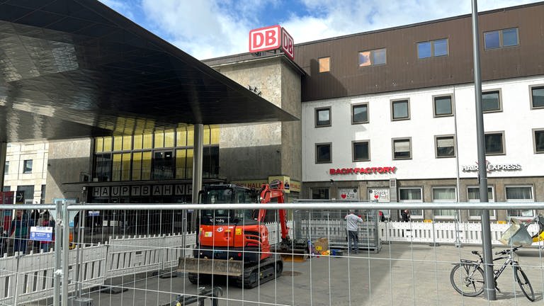 Erste Zäune werden errichtet: Wieder eine Großbaustelle kommt am Ulmer Hauptbahnhof.  (Foto: SWR, Jannik Volz)