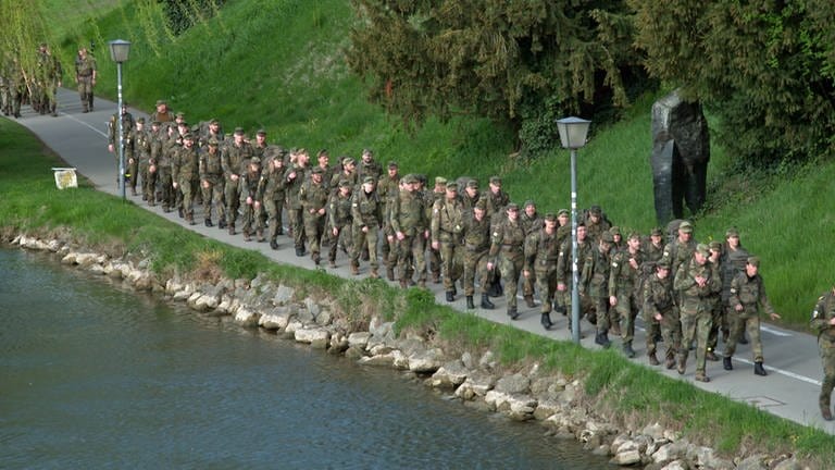 230 Soldatinnen und Soldaten liefen am Dienstag 14 Kilometer an der Donau in Ulm entlang, um an das Karfreitagsgefecht am 2. April 2010 in Afghanistan zu erinnern, bei dem drei Kameraden ums Leben kamen.  (Foto: SWR)