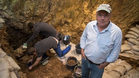 Weil der Förderverein Eiszeitkunst vor der Auflösung steht, wird er in diesem Jahr wahrscheinlich das letzte Mal im Lonetal eine archäologische Ausgrabung begleiten: Professor Nicholas Conard von der Universität Tübingen.