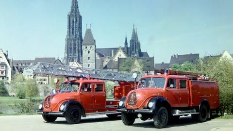 Alte Feuerwehrautos von Magirus in Ulm vor der Kulisse des Ulmer Münsters, die Sparte hat Mutares jüngst von Iveco abgekauft. 